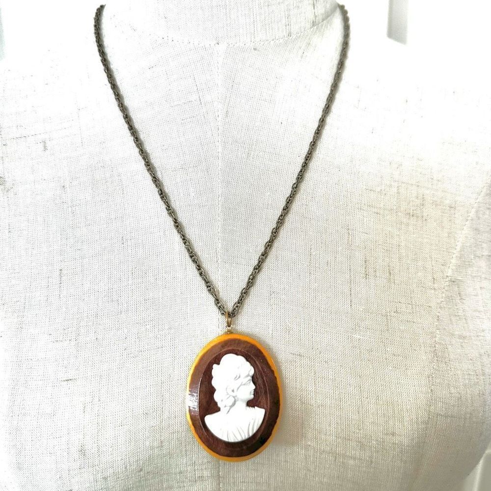 Vintage wooden cameo pendant necklace
